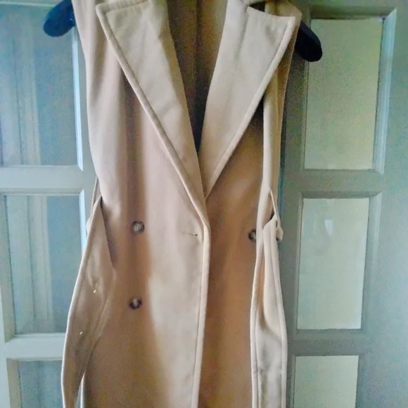 Long sleeveless over coat - Picture 1 of 4